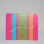 Hentesettet velkommen til verden er en strikkepakke til baby. Her ser vi den lille boken som beskriver symbolene.