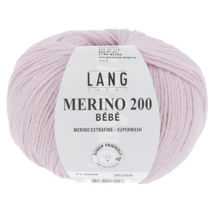 lang-yarns-merino-bebe-200-farge-509-lys-lavendel Merino 200 bebe er et strikkegarn fra Langyarns. Garnet inneholder 100% merinoull (extrafine mulesing free). 50 g ca 203 meter. Strikkefasthet 28 masker x 32 omganger på pinne 3 = 10 x 10 cm. Garnet passer like godt til både barn og voksne. Her i fargen 509.