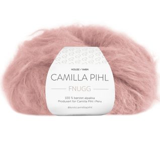 Bildet viser alpakka garnet Fnugg fra Camilla Pihl. Bildet har en hvit banderole rundt som er midtstilt. Nøstet er fotografert rett forfra. Her i fargen 937 støvet rose.
