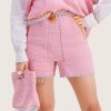 Strikkepakken inneholder mønster og garn til Nord shorts fra Skappelstrikk og Ida Broen. Designet i bomullsgarnet Frisk. Her i fargen rosa.
