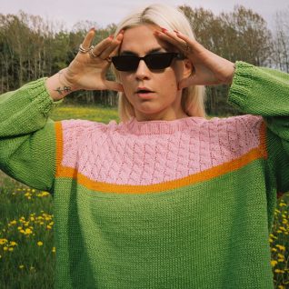 Strikkepakken inneholder mønster og garn fra Skappel strikk og Ida Broen til Bobba-genser i grønn 811 Frisk garn.