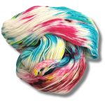 Luxury Handyed happiness merino extra fine garn fra Rico. Her i fargen 001 ecru og blue.