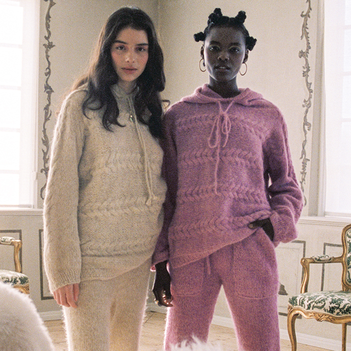 skappel-strikk-so-extra-bold-genser-beige-suri-alpakka Strikkepakken inneholder mønster og garn fra Skappel strikk og So extra kolleksjonen til Bold genser i beigemelert Suri alpakka.