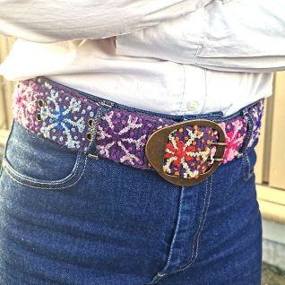 Håndbroderte peruanske belter fra Executive design. Flerfarget på lilla bunn.