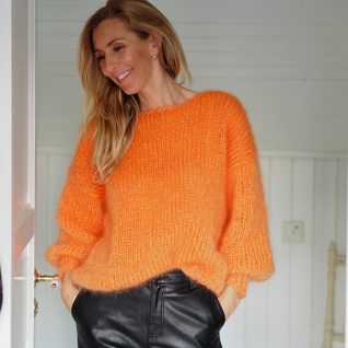 Strikkeoppskriften Zara genser fra Tove Lindtein. Strikkes i dobbeltråd med Bella fra Permin.