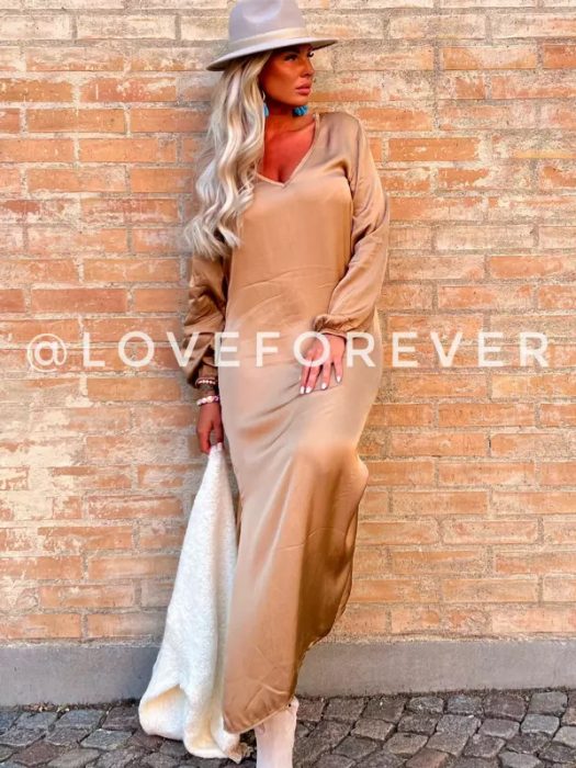 Doredana dress fra Cabana Living. Finnes i camel og black. Her i fargen camel.