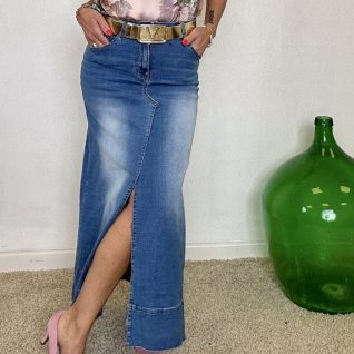 Langt Dongeriskjørt fra Cabana Living. Høy splitt foran med frynsete kanter i splitten.